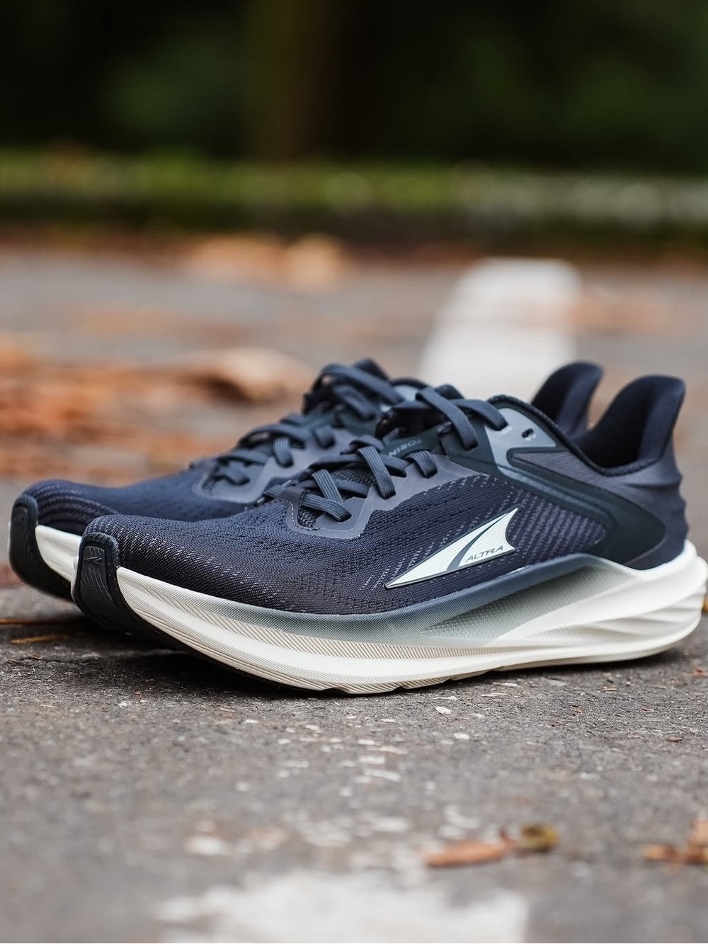 Altra Torin 8 Women size 7.5 Athletic Shoes - Navy and White